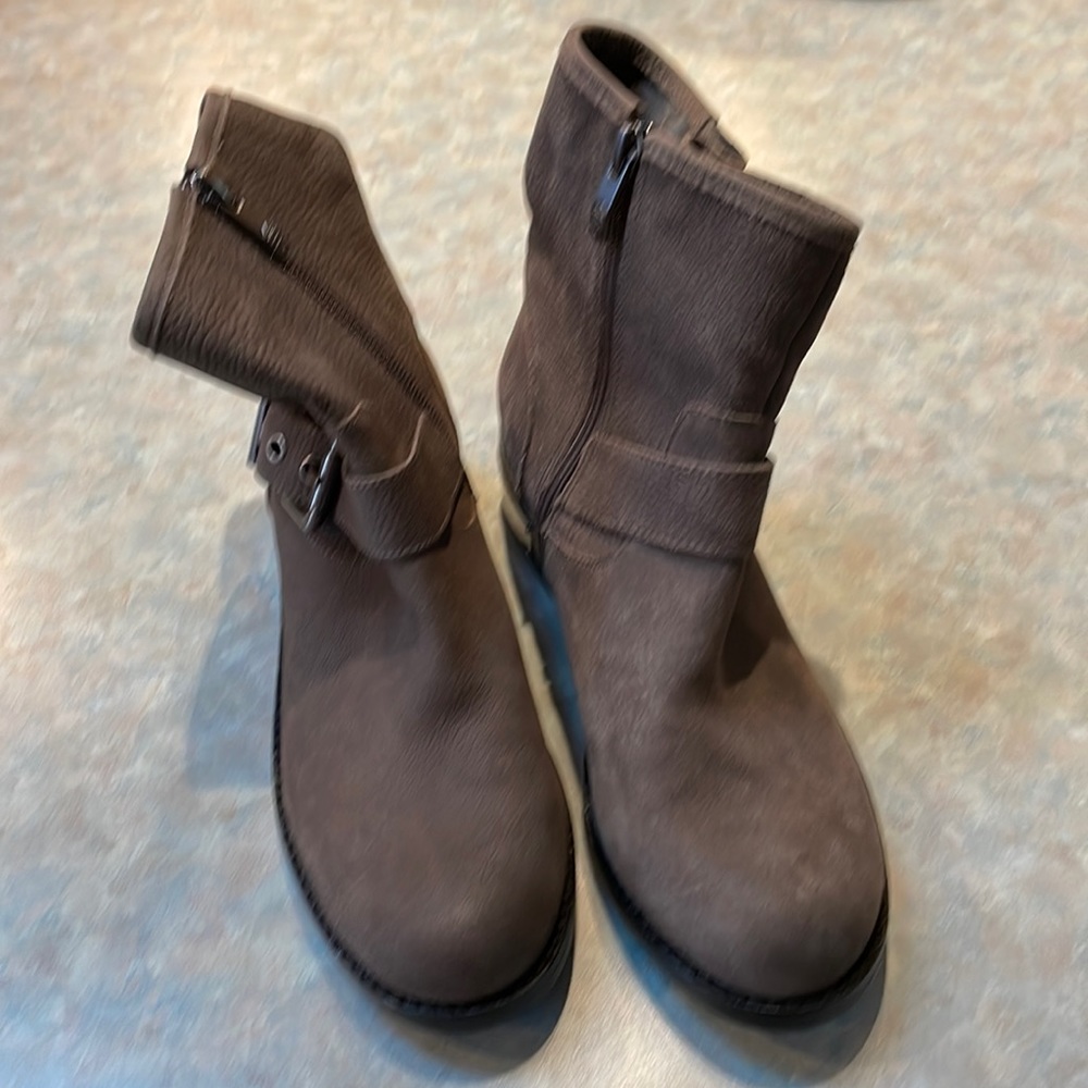 Vince Camuto leather boots (sz 7 1/2)